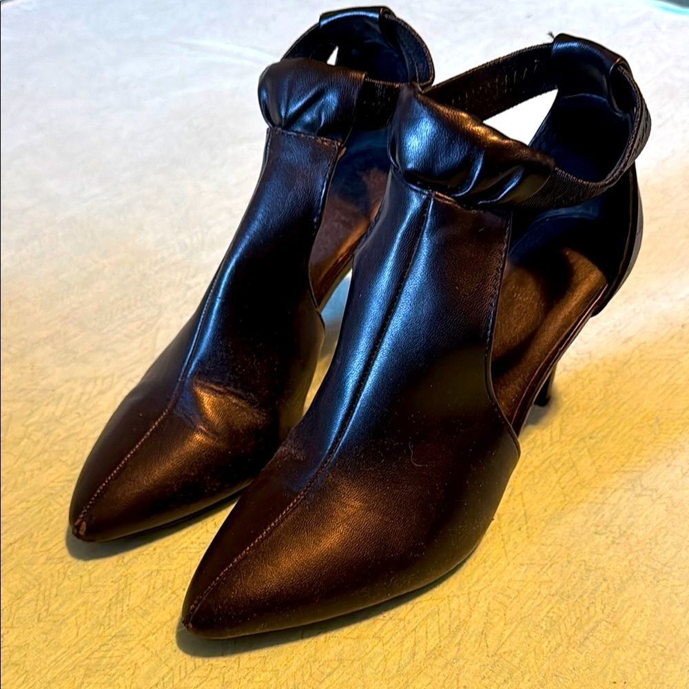 Simply Vera Wang Finch black 3.5” heel shoe  8.5 stretch strap,leather upper